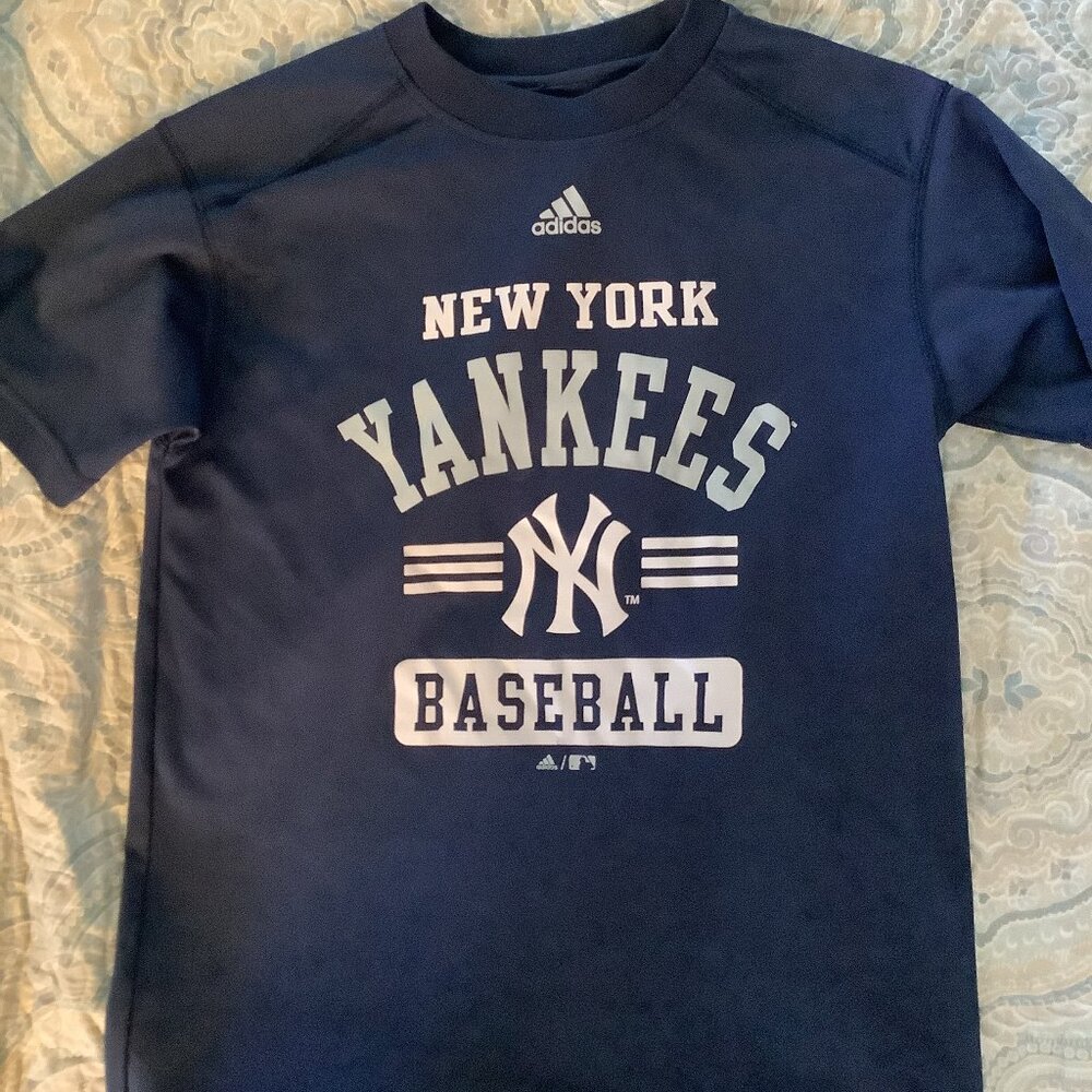 EUC Adias NY Yankees T-Shirt Size: Medium (10/12)